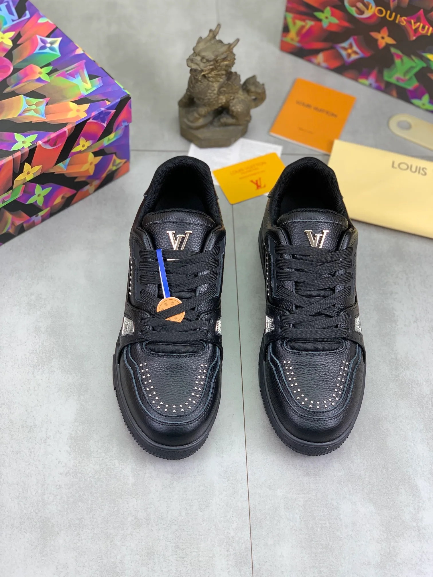 Men's shoes 💰P600 New style 💰💎💎Latest color High version 2025Louis*Vuitto* LV Traine Catwalk TRAINER outsole and fabric private model A shoe that definitely costs a lot of money and effort. This series was designed after the arrival of Vifgil. It is favored by many fans every season. Original TPU outsole Original packaging Men's size: 38-45 (46 can be customized) Color: black and white optional (available from stock, super fast delivery)